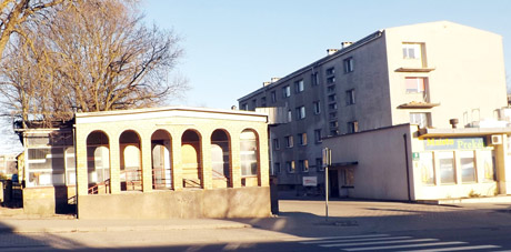 Šiukšlynas ir tualetas prieš daugiabučių langus Šiukšlynas ir tualetas prieš daugiabučių langus