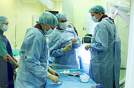 Atliktos pirmosios elektrokardiostimuliatoriaus implantavimo operacijos