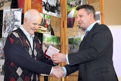 Medaliais pagerbti karo veteranai