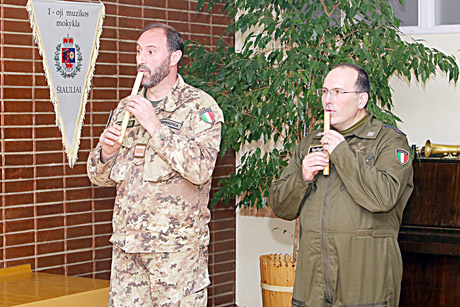 NATO kariai pūtė skudučius