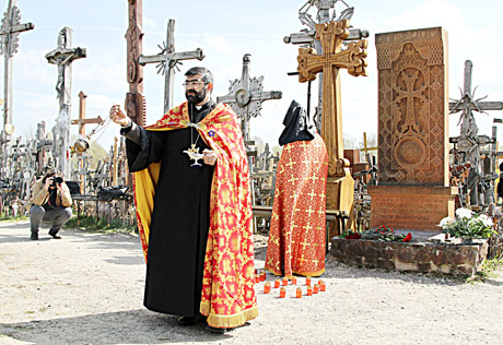 Armėnų aukas primins kryžius iš ąžuolo