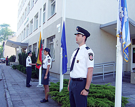 Prie Policijos komisariato iškilo vėliavos Prie Policijos komisariato iškilo vėliavos