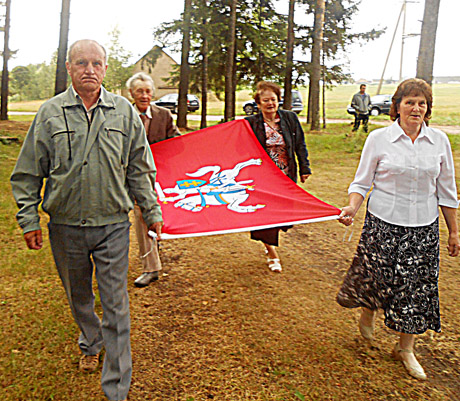 Piliakalnio papėdėje suplevėsavo Vyčio vėliava