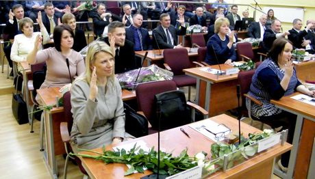 Politikų atlyginimai apkarpyti popieriuje Politikų atlyginimai apkarpyti popieriuje