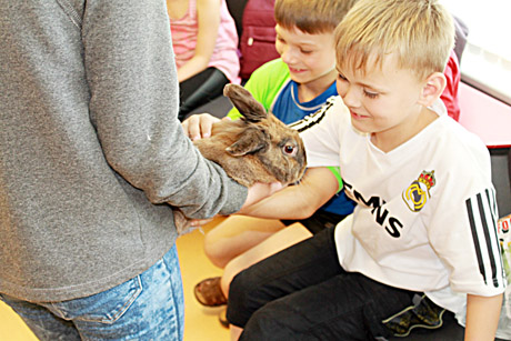 Bibliotekoje vaikai skaito kartu su gyvūnais