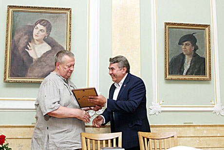 Ati­da­ry­ta mecenato do­va­no­tų pa­veiks­lų pa­ro­da