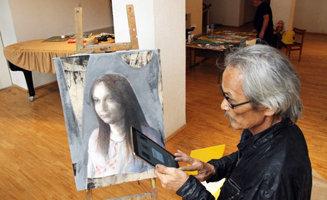 Me­ni­nin­kus ste­bi­na ty­la ir daug  ma­mų