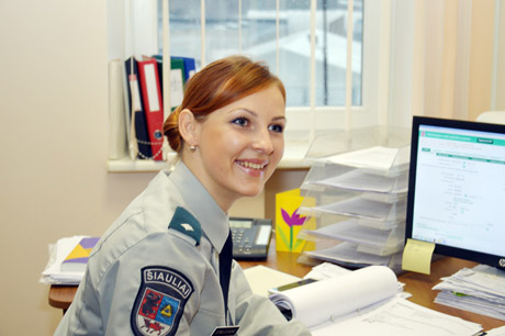 Kelių policijos pareigūnai tramdė triukšmadarį šeimoje Kelių policijos pareigūnai tramdė triukšmadarį šeimoje
