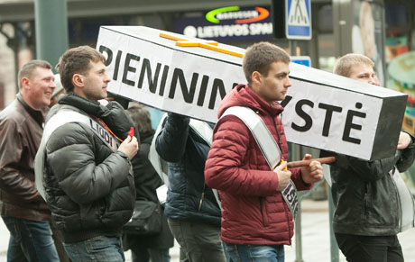 Kelmiškiai protestavo prieš pieno ūkių žlugdymą Kelmiškiai protestavo prieš pieno ūkių žlugdymą