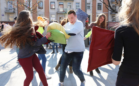 Atsikratyti streso padeda pagalvių mūšis