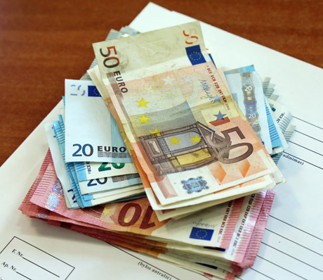Politikų mandatai kainuoja tūkstančius eurų Politikų mandatai kainuoja tūkstančius eurų