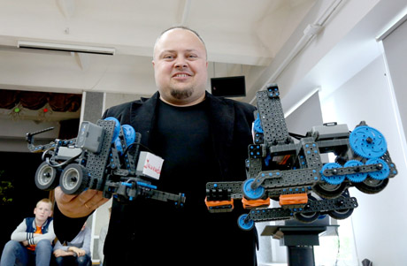 Slaptas ginklas – robotas „monstras“