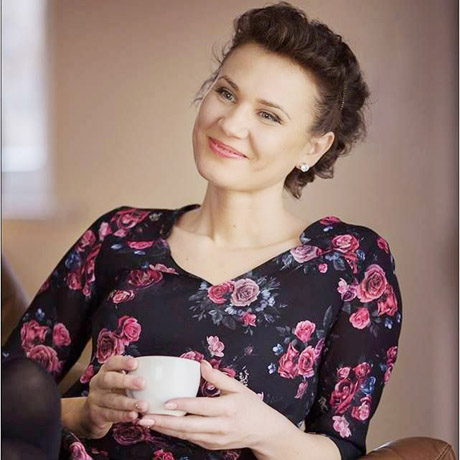 Laimingos moterys geba sušildyti šalia esančius