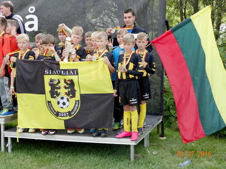 Mažieji futbolininkai Švedijoje iškovojo trečiąją vietą Mažieji futbolininkai Švedijoje iškovojo trečiąją vietą