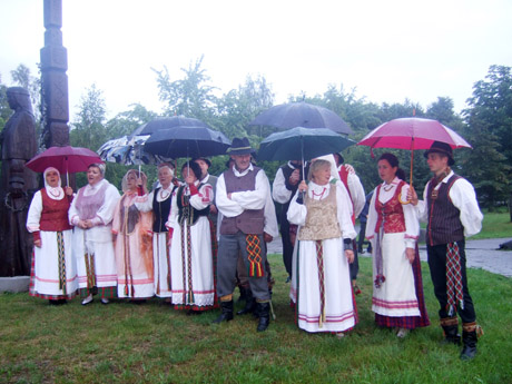 Valstybės dieną jaunimas dovanojo vėliavas Valstybės dieną jaunimas dovanojo vėliavas