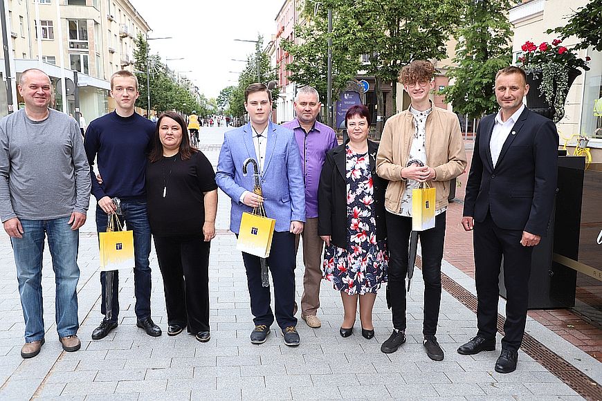 Į susitikimą su miesto meru atvyko geriausiai valstybinius brandos egzaminus išlaikę abiturientai