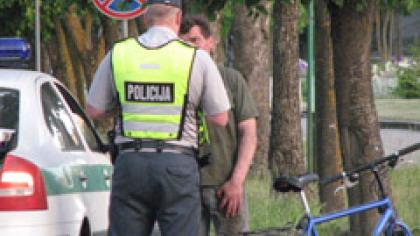 Dviratininkas siūlė kyšį policininkui