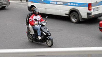 Mopedų vairuotojams šalmai nerūpi