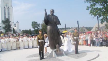 Šiluvoje atidengtas paminklas Popiežiui Jonui Pauliui II