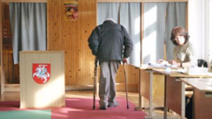 Prie balsadėžių eilės neišsidriekė