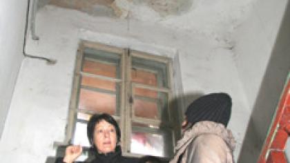 Drėgmė baigia sugriauti namą