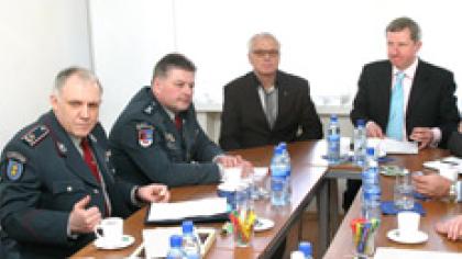 Krizė policijoje „kerpa“ ir per degalus