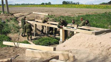 Tiltą per upelį pastatė kareiviai