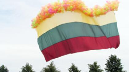 Tūkstantis balionų nuskraidino Lietuvos vėliavą