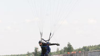 Parašiutininkai biro iš dangaus