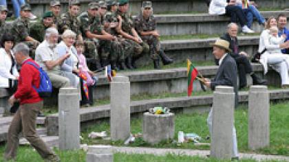 Palydėtuvės į Baltijos kelią —  iš šiukšlinos aikštės