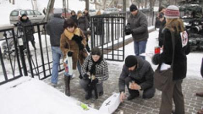 Protestas su žvakutėmis ir karsteliais