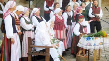 Garsiajam Kurtuvėnų ansambliui —  40