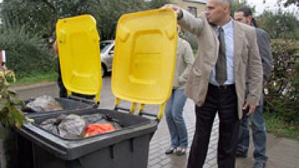 Šiukšlių karas pereina į kiemus