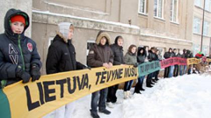 Kudirkiečiai tautiniu kaspinu apjuosė savo mokyklą