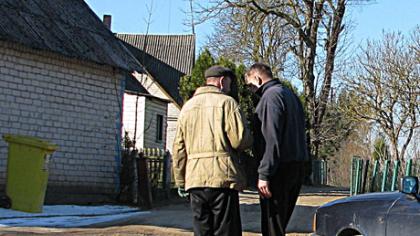 Savinosi paupį, pasitelkę policiją