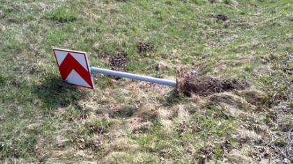 Kelininkai suarė kelkraščius, vandalai suniokojo ženklus