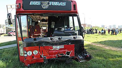 Susidūrė visureigis ir autobusas