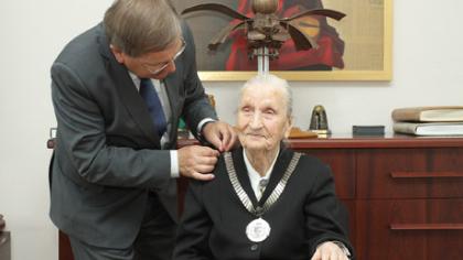 Burmistro dukra kaitino valdininkų žandus