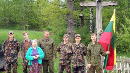 Jaunieji Kražių šauliai lankė partizanų paminklus