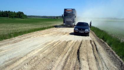 Kelią gadina žvyrą vežantys kelininkai