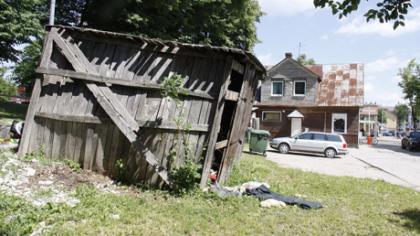 Apleista pašiūrė bus nugriauta