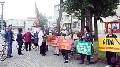 Reikalavo pašalinti korupcijos skandalo herojų