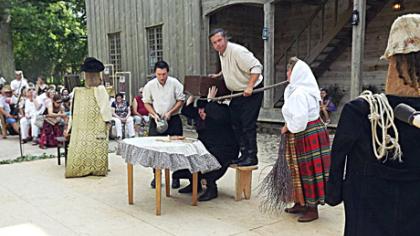 Klojimų teatrai suvažiavo į Kurtuvėnus