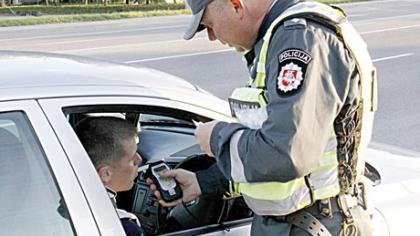 Vairuotojai nevengia greičio ir stikliuko