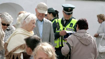 Policija prie bažnyčios dalijo dovanas