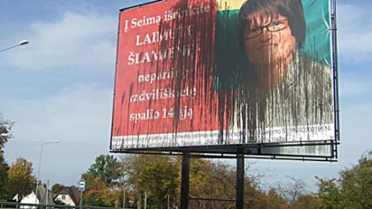 Kandidatės rinkiminius plakatus suliejo dažais