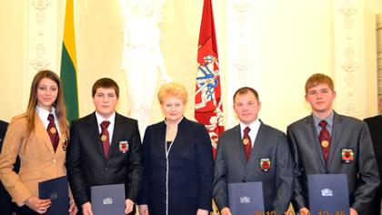 Karatistus apdovanojo Prezidentė