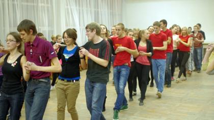 Jaunimas tebegyvuoja liaudies šokio ritmu