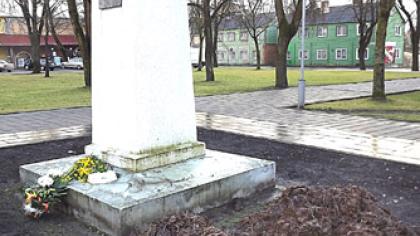 Pagarbą šviesuoliui išreiškė mėšlu