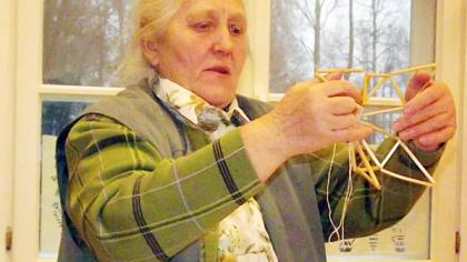 Žaislus darė iš šiaudų